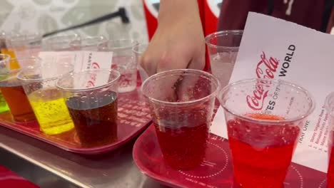 Coca-Cola-Probiertabletts-Mit-16-Internationalen-Geschmacksrichtungen
