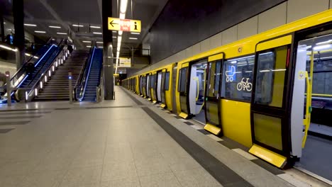 Berlín-Metro-Amarillo-Esperando-Para-Salir-En-La-Estación-U-Rotes-Rathaus
