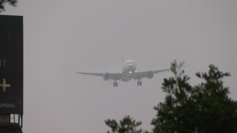 Avión-Aterriza-En-Aeropuerto-Laxo