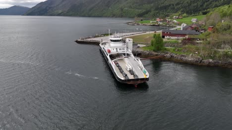 Coches-Retrasados-Esperando-En-El-Ferry-Para-Completar-La-Carga-De-La-Batería-En-El-Ferry-Eléctrico-En-Noruega