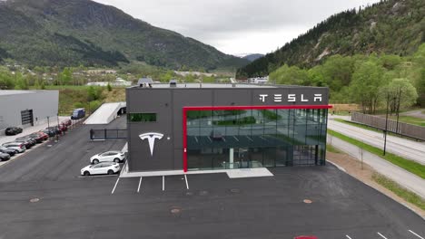Edificio-Del-Concesionario-De-Automóviles-Tesla-En-Forde-Noruega---Edificio-De-Diseño-Moderno-Con-Antena-En-Movimiento-Hacia-Atrás