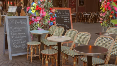 Menütafel,-Stühle-Und-Tische-Auf-Der-Restaurantterrasse-In-Paris,-Frankreich