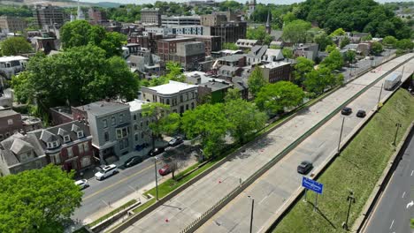 Luftaufnahme-Von-Easton,-PA,-Aufnahme-Von-Der-Autobahn-Und-Schild-„Willkommen-In-Pennsylvania“.