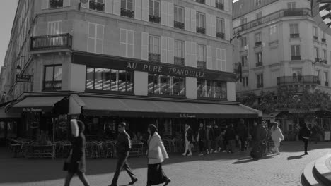Passanten-Auf-Der-Straße-Vor-Dem-Französischen-Restaurant-Au-Pere-Tranquile-Mit-Großer-Terrasse-In-Paris,-Frankreich