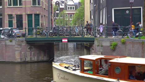 Amsterdamer-Tageskanal-Und-Straßenszene