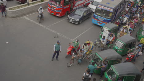 Dhaka,-Vielbeschäftigte-Straßenverkehrspolizei,-Die-Den-Verkehr-In-Bangladesch-Regelt-–-Stau-In-Bangladesch,-4K-HQ-Aufnahmen