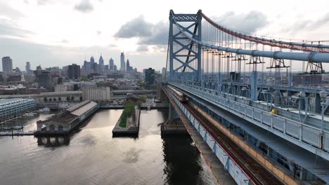 Philadelphia-Septa-Nahverkehrszug-Auf-Der-Ben-Franklin-Bridge