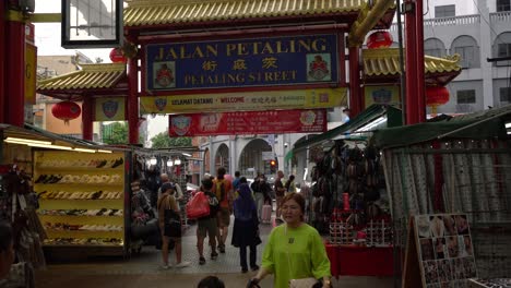 Punto-De-Vista-De-Turistas-Y-Lugareños-Caminando-Por-El-Famoso-Mercado,-Petaling-Street,-Kuala-Lumpur,-Malasia
