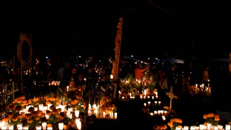 Dekoration-Auf-Einem-Mexikanischen-Friedhof-Am-Tag-Der-Toten-–-Tzintzuntzan-Friedhof-In-Michoacán,-Mexiko,-Einer-Der-Repräsentativsten-Zur-Feier-Des-Tages-Der-Toten