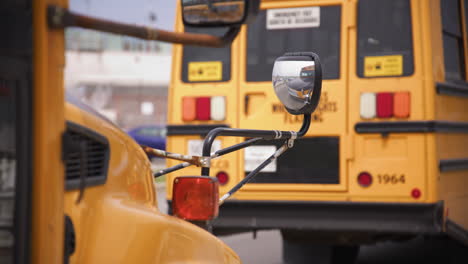 Foco-Amarillo-De-La-Rejilla-Del-Autobús-Escolar---Estacionado-Frente-A-La-Escuela