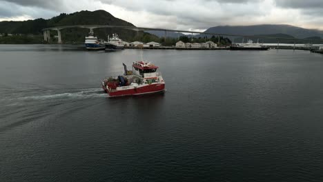 Serviceboot-Nähert-Sich-Måløy