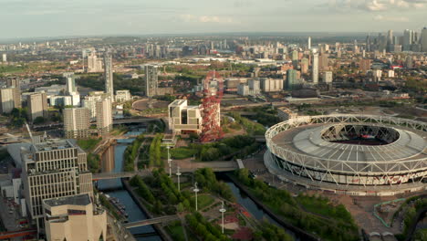 Toma-Aérea-Hacia-Arcelormittal-órbita-Diapositiva-Escultura-Parque-Olímpico-De-Londres