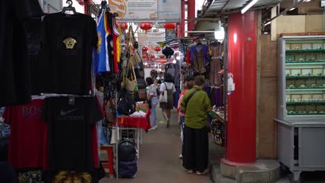 Sicht-Einer-Dame,-Die-Durch-Einen-Schmalen-Weg-Mit-Ständen-Und-Anderen-Käufern-Geht,-Die-Auf-Einem-Berühmten-Wahrzeichen-Marktplatz-Einkaufen,-Petaling-Street,-Kuala-Lumpur,-Malaysia