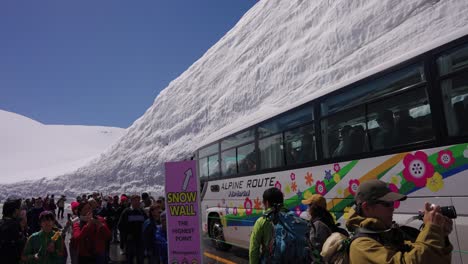 Ruta-Alpina-De-Tateyama-Y-Lugar-Turístico-Con-Altos-Muros-De-Nieve