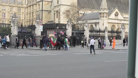 Demonstranten-Am-Hintereingang-Des-Palace-Of-Westminster