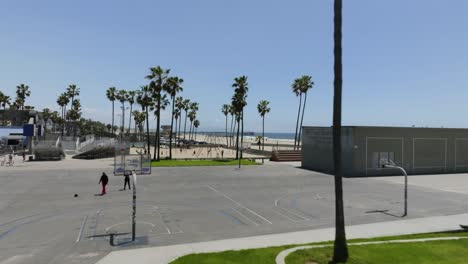 Luftaufnahme-Von-Basketballspielern-Am-Venice-Beach-Im-Sonnigen-Los-Angeles,-USA