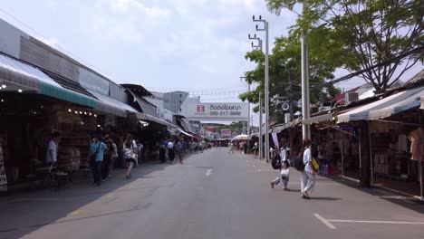 Spaziergang-In-Der-Hauptgasse-Des-Berühmten-Chatuchak-Wochenendmarkts-In-Bangkok-Mit-Einheimischen-Und-Ausländern,-Thailand