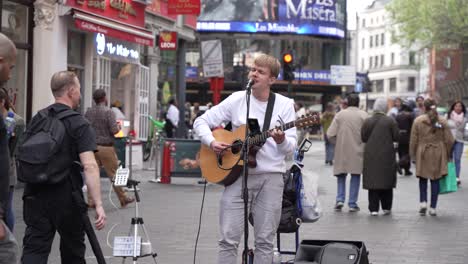Junger-Männlicher-Straßenkünstler,-Der-In-London-Chinatown-Gitarre-Spielt