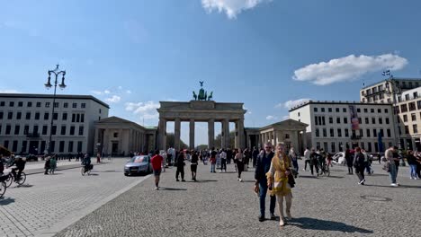 Touristen-Besuchen-Das-Berühmte-Brandenburger-Tor-Im-Berliner-Stadtzentrum
