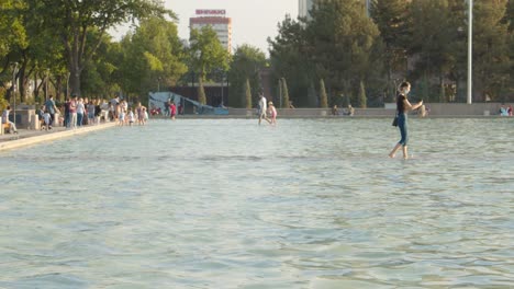 Frau,-Die-An-Brunnen-Im-Zentrum-Von-Taschkent-Auf-Dem-Unabhängigkeitsplatz-Vorbeigeht