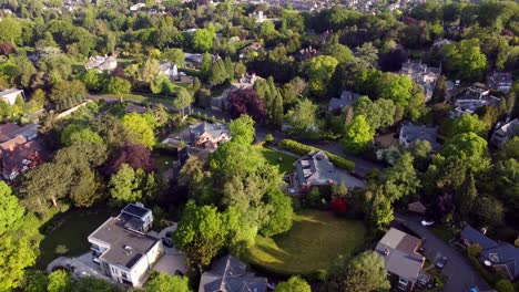 Vuelo-Con-Drones-Sobre-Casas-De-Lujo-Ubicadas-En-Alderley-Edge,-Cheshire,-Reino-Unido,-Europa