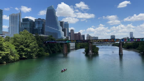 Blick-Auf-Die-Innenstadt-Von-Austin,-Texas-Und-Den-Colorado-River,-Der-Durch-Sie-Fließt