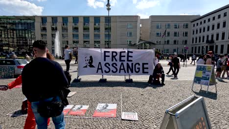 21-De-Abril-De-2023:-Pancarta-De-Julian-Assange-Libre-Durante-Una-Protesta-Pacífica-Frente-A-La-Embajada-De-Estados-Unidos-Junto-A-La-Puerta-De-Brandenburgo
