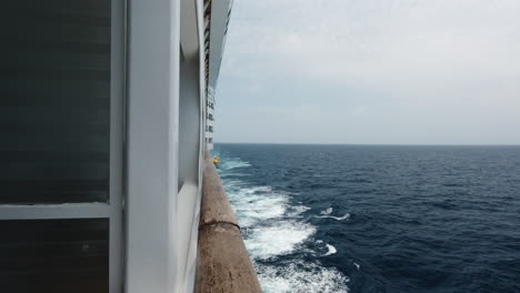 Die-Seite-Eines-Kreuzfahrtschiffes-Und-Dessen-Kielwasser-Während-Der-Fahrt