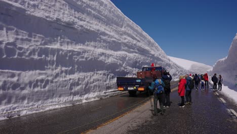 LKW-Fährt-An-Der-Tateyama-Schneewand-In-Der-Alpenstraße-Vorbei