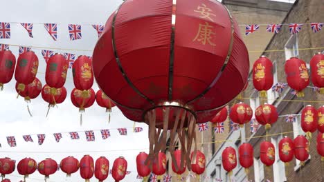 Schwenkaufnahmen-Von-Roten-Chinesischen-Lampen-über-London-Chinatown