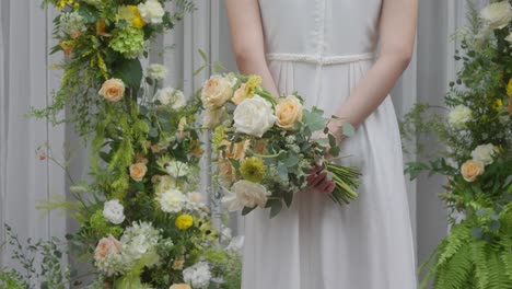 La-Novia-Sostiene-Un-Ramo-De-Flores