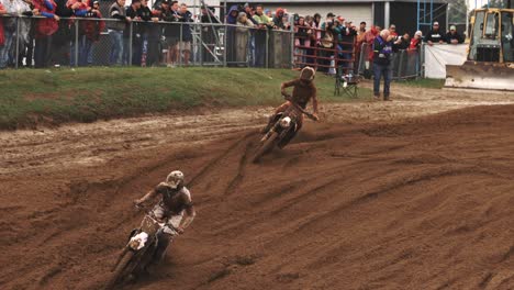 Motocross-Rennen,-Unbefestigte-Strecke,-Ecke-Redbud