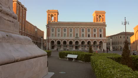 Piazza-Aurelio-Saffi-Situada-En-El-Centro-De-Forlì,-Italia---Panorámica