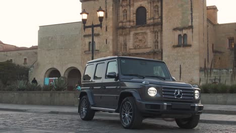 Exclusivo-Mercedes-benz-Clase-G-Negro-Estacionado-En-Medio-De-La-Calle-Al-Atardecer