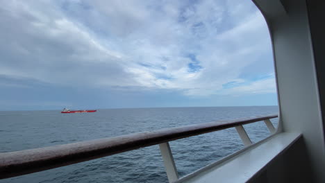 Un-Petrolero-Navegando-Visto-Desde-El-Balcón-De-Un-Crucero.