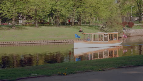 Small-boat-on-the-pilsetas-kanals-in-Kronvalda-Park,-Riga,-Latvia