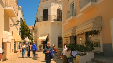 Turistas-Caminando-Por-Las-Calles-De-La-Encantadora-Ciudad-De-Anacapri-En-Capri,-Italia---Amplia