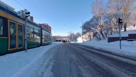 El-Tranvía-Recorre-Las-Calles-Nevadas-De-La-Ciudad,-Superando-Los-Desafíos-Con-Gracia.