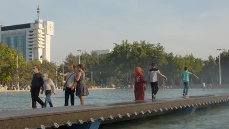 Menschen,-Die-An-Brunnen-Im-Zentrum-Von-Taschkent-Auf-Dem-Unabhängigkeitsplatz-Spazieren