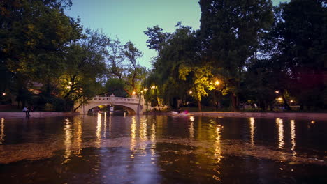 Jardines-Cismigiu-Con-Barcos-En-El-Lago-En-El-Lapso-De-Verano,-Bucarest-Rumania