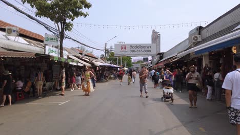 Toma-Del-Famoso-Mercado-Chatuchak-En-Bangkok-Con-Lugareños-Y-Extranjeros-Paseando,-Tailandia.