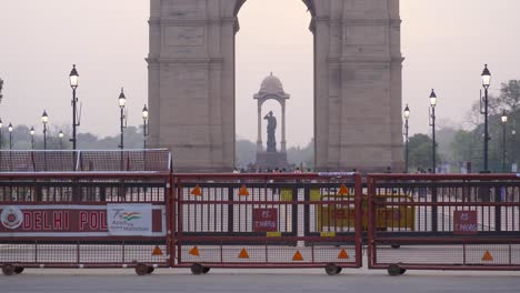Delhi-Police-barricades-stand-at-the-entrance-of-India-Gate,-Kartavya-Path,-Delhi