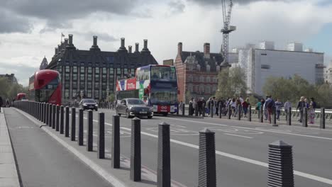 Aufnahme-Auf-Straßenebene-Von-Der-Westminster-Bridge-Aus-Mit-Einem-Vorbeifahrenden-Doppeldeckerbus