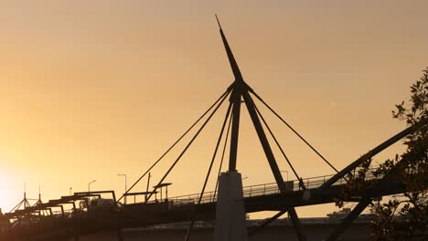 Vista-Media-Matutina-Del-Puente-De-Buena-Voluntad,-Ciudad-De-Brisbane-Al-Amanecer-Desde-Southbank