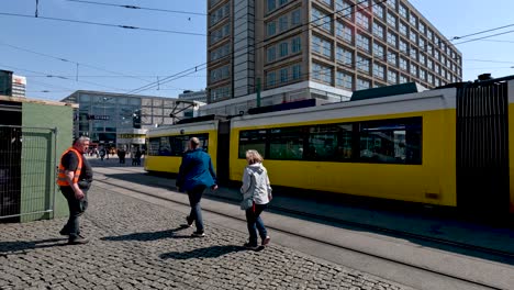 Gelbe-Straßenbahn-Fährt-An-Einem-Sonnigen-Tag-In-Berlin-Am-Alexanderplatz-Vorbei