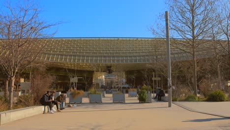 Erstaunliche-Außenansicht-Des-Vordachs-Des-Forum-Des-Halles-Mit-Touristen-Draußen-An-Einem-Sonnigen-Tag-In-Paris,-Frankreich