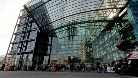 Vista-De-La-Entrada-Frontal-De-La-Estación-Central-De-Berlín.