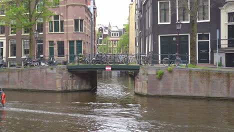 Canal-Diurno-De-Amsterdam-Y-Escena-Callejera