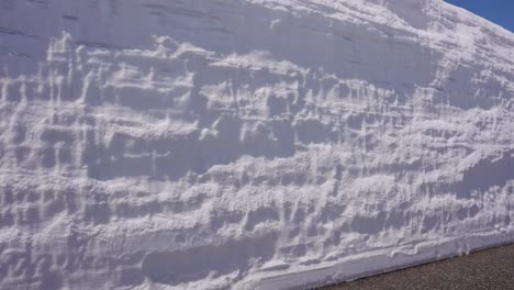 Toma-Panorámica-De-Establecimiento-De-La-Pared-De-Nieve-De-Tateyama