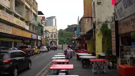 Sehenswürdigkeiten-Des-Straßenverkehrs-Und-Leere-Tische-Lokaler-Cafés,-Die-Bereit-Für-Geschäfte-In-Chinatown,-Kuala-Lumpur,-Malaysia-Sind